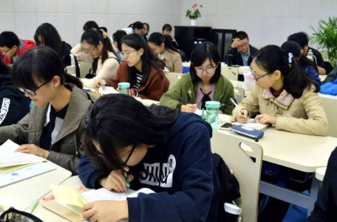 高校“第二課堂”與第一課堂的關(guān)系分析